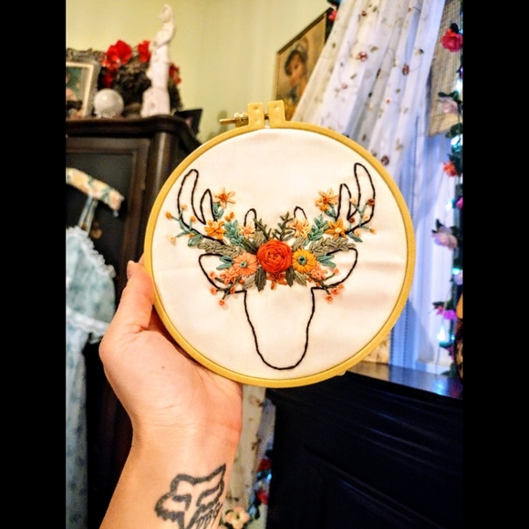 🌸🦌Hand Embroidered beautiful "Deerly Unbeloved" - Picture 1 of 13